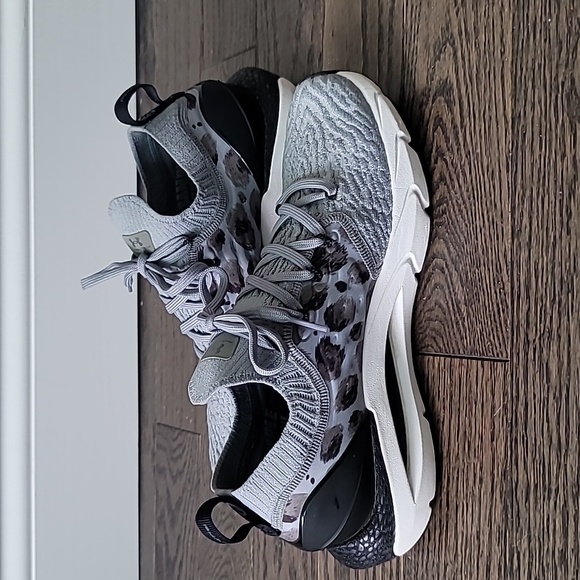 Under Armour Phantom Hovr leapard print sneakers w size 10 NWOB - Picture 8 of 10